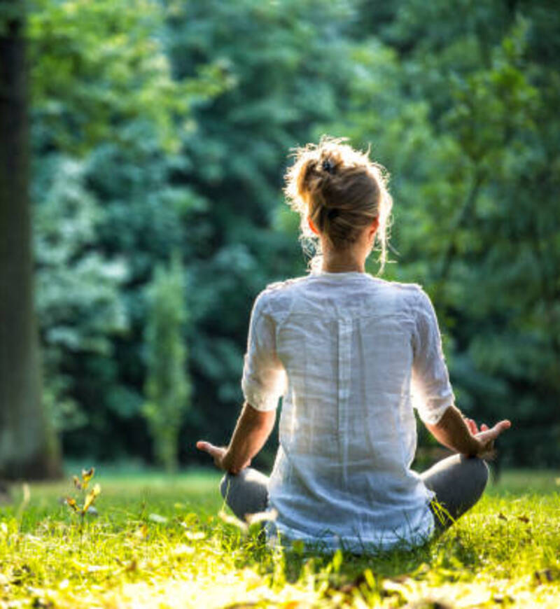 Mujer meditando - Ayurveda
